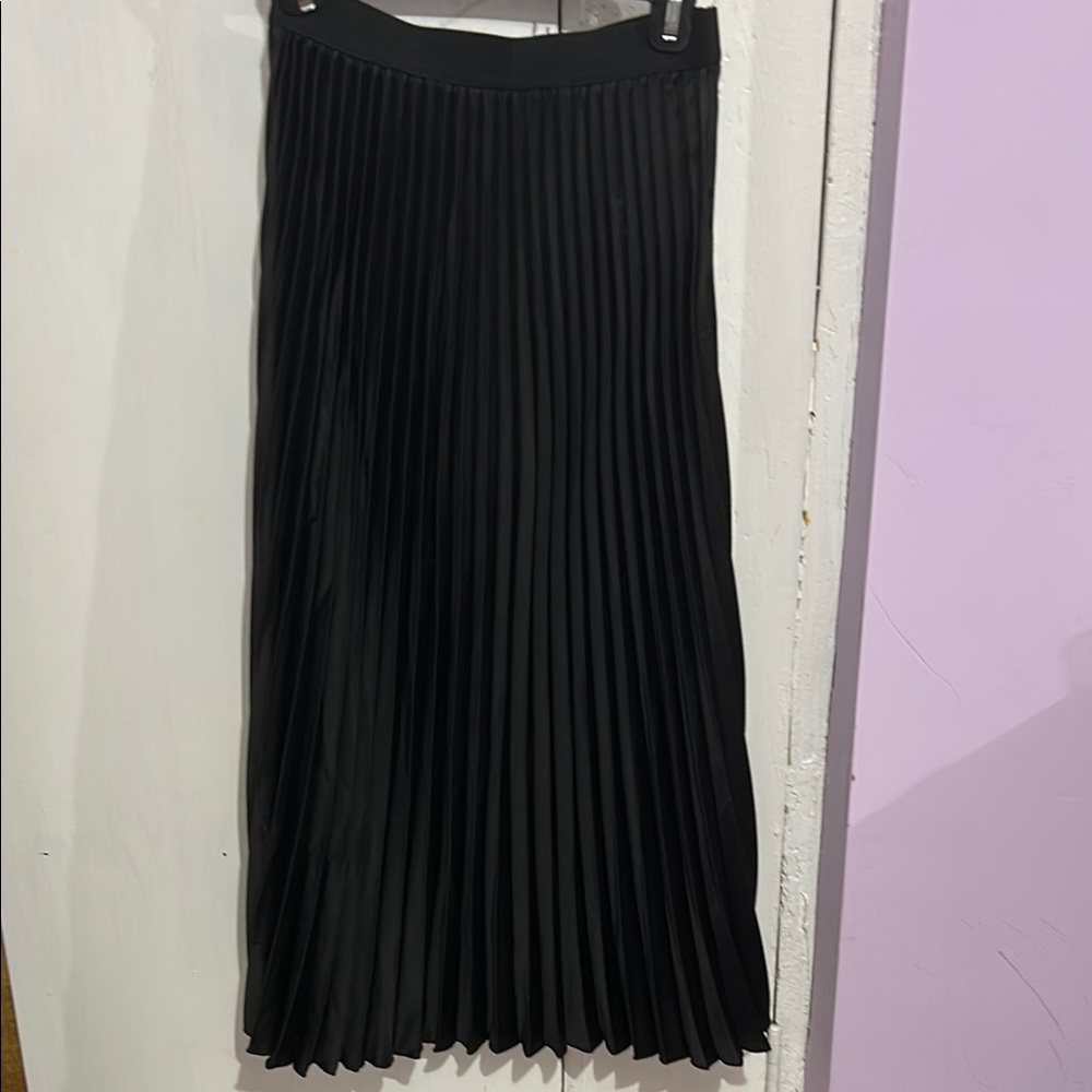 H&M Black Pleated Skirt